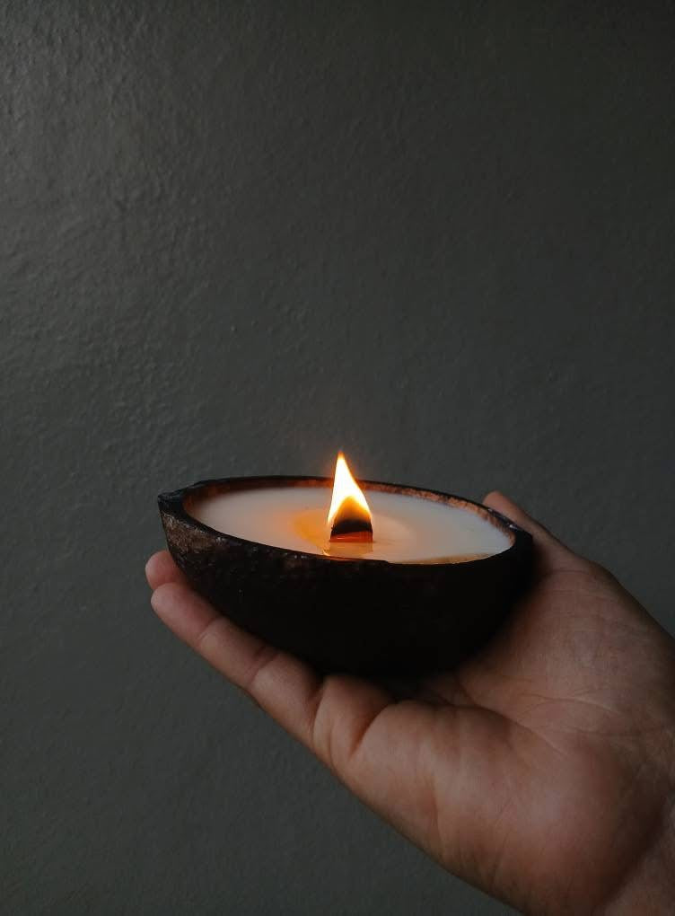 TOBACCO CARAMEL COCONUT SHELL CANDLE